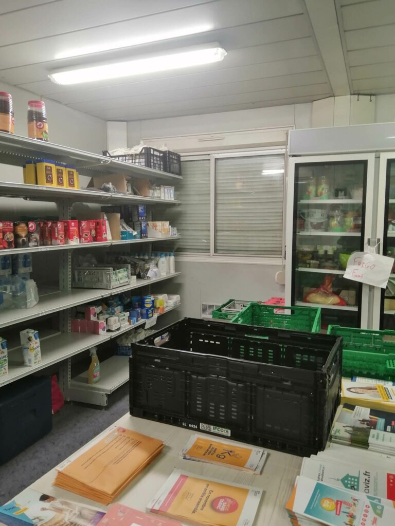 Les rayons de l'épicerie solidaire Le Comptoir d'Aliénor. Sur les étagères, du café du thé, des produits d'hygiène et des serviettes hygiéniques. Crédit : BDM